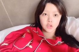 娱乐吃瓜美女被吐槽,吃瓜美女遭遇吐槽风波